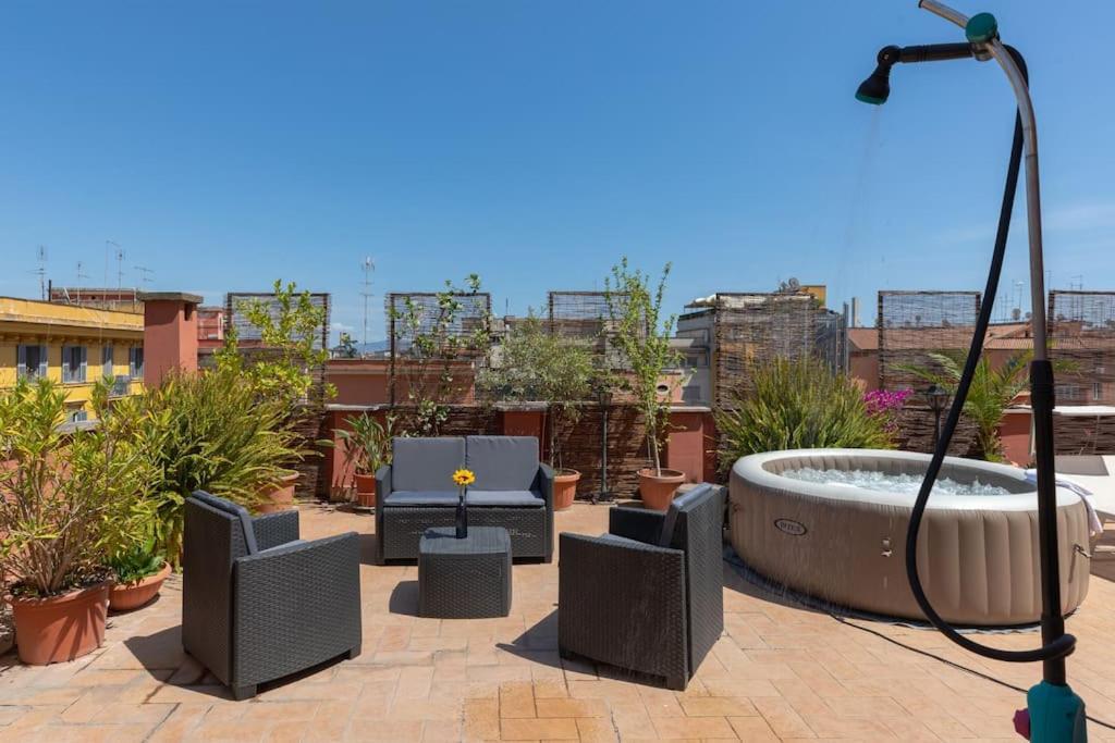 Penthouse With Jacuzzi On Private Terrace In Trastevere Рим Екстериор снимка