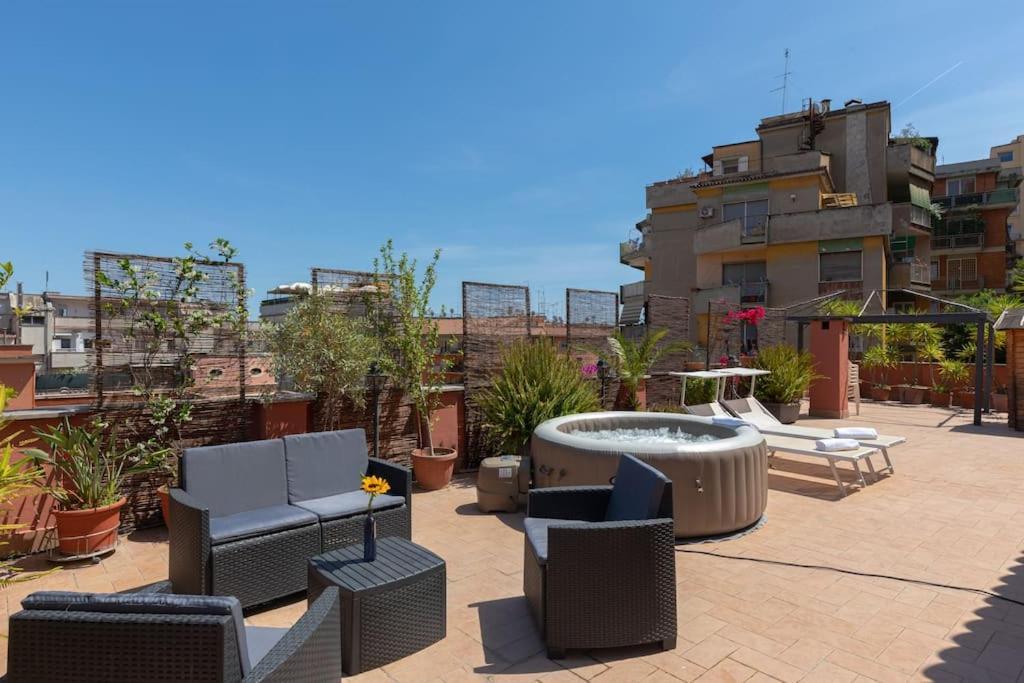 Penthouse With Jacuzzi On Private Terrace In Trastevere Рим Екстериор снимка
