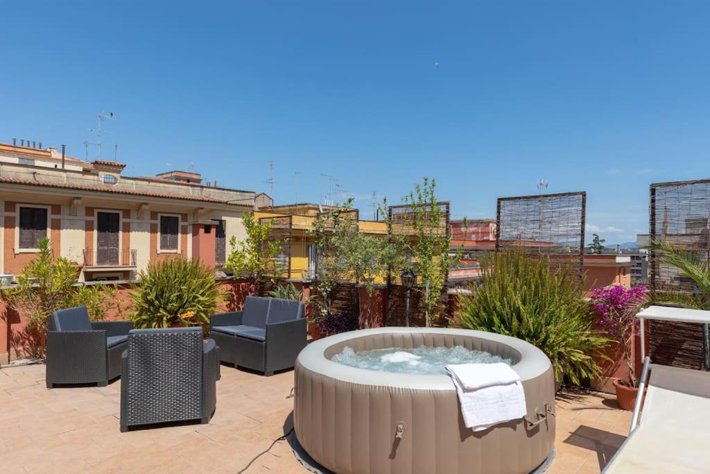 Penthouse With Jacuzzi On Private Terrace In Trastevere Рим Екстериор снимка